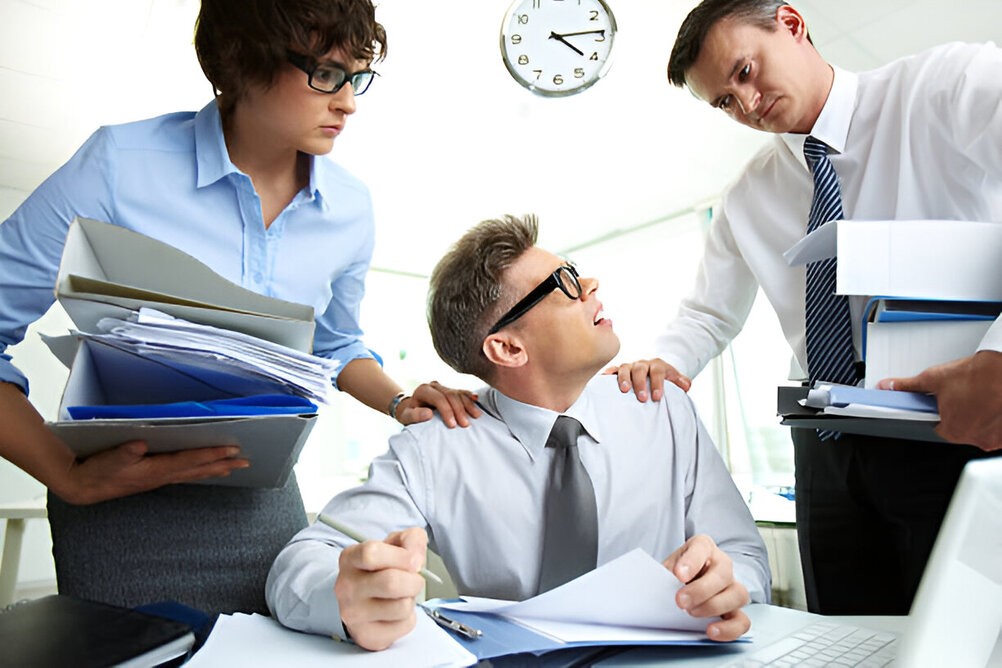 Navigating PF Settlement Delays and Employee Grievances for an IT Firm